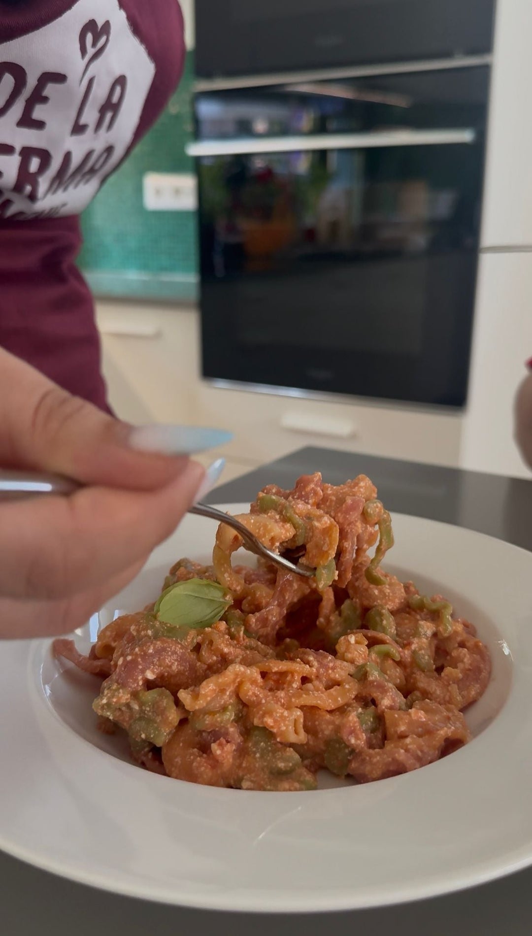 Paste cu telemea la cuptor – rețetă simplă și cremoasă